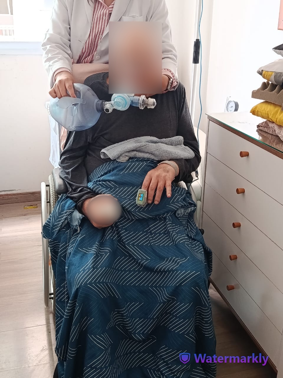 Cuidadora de idosos com paciente